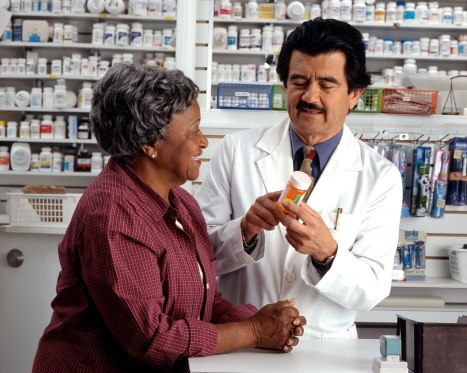 Woman_consults_with_pharmacist_(2).jpg